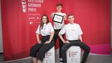 Platz 3: Team Requip - John F. Kennedy Schule Esslingen, Baden-Württemberg Requip ist eine Kleidungs-App, die den Kunden mittels einer aktiven Community und personalisierten Empfehlungen hilft, das perfekte Outfit zu finden. Die User bieten Artikel an, die sie nicht mehr tragen. So hilft Requip auch der Wegwerfgesellschaft entgegenzutreten.