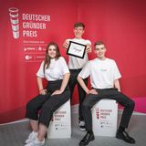 Platz 3: Team Requip - John F. Kennedy Schule Esslingen, Baden-Württemberg Requip ist eine Kleidungs-App, die den Kunden mittels einer aktiven Community und personalisierten Empfehlungen hilft, das perfekte Outfit zu finden. Die User bieten Artikel an, die sie nicht mehr tragen. So hilft Requip auch der Wegwerfgesellschaft entgegenzutreten.