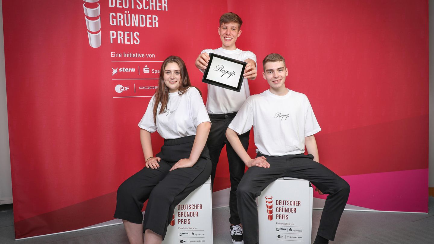 Platz 3: Team Requip - John F. Kennedy Schule Esslingen, Baden-Württemberg Requip ist eine Kleidungs-App, die den Kunden mittels einer aktiven Community und personalisierten Empfehlungen hilft, das perfekte Outfit zu finden. Die User bieten Artikel an, die sie nicht mehr tragen. So hilft Requip auch der Wegwerfgesellschaft entgegenzutreten.
