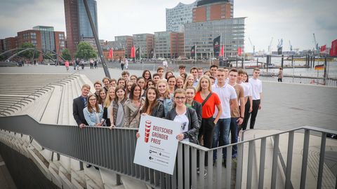 Deutschlands beste Schüler-Gründer bei der Siegerehrung in Hamburg.