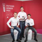 Platz 2: Team iQ-Bon - Städtische Gesamtschule Waldbröl, Nordrhein-Westfalen Der iQ-Bon ist ein digitaler Kassenbeleg, der die Ressourcen schont und nicht verloren gehen kann. Über ein Kassensystem gelangt die Quittung nach dem Einkauf auf das Smartphone des Käufers. In einer App können die Belege vielfältig, zum Beispiel für die Steuererklärung, verwaltet werden.