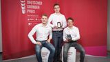 Platz 2: Team iQ-Bon - Städtische Gesamtschule Waldbröl, Nordrhein-Westfalen Der iQ-Bon ist ein digitaler Kassenbeleg, der die Ressourcen schont und nicht verloren gehen kann. Über ein Kassensystem gelangt die Quittung nach dem Einkauf auf das Smartphone des Käufers. In einer App können die Belege vielfältig, zum Beispiel für die Steuererklärung, verwaltet werden.