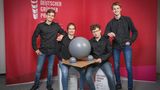 Platz 6: VR-GLOBE GmbH - Bischöfliches Pius-Gymnasium Aachen, Nordrhein-Westfalen In Verbindung mit einer VR-Brille haben die Nutzer von VR-GLOBE das ultimative Computerspielerlebnis. Man befindet sich in einer Kugel, eine Art Hamsterrad, die wiederum auf weiteren, drehbaren Kugeln gelagert ist. Somit kann man sich in der virtuellen Welt nicht nur frei umsehen, sondern auch bewegen. Der Globus ist zudem zusammenfaltbar.