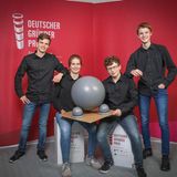Platz 6: VR-GLOBE GmbH - Bischöfliches Pius-Gymnasium Aachen, Nordrhein-Westfalen In Verbindung mit einer VR-Brille haben die Nutzer von VR-GLOBE das ultimative Computerspielerlebnis. Man befindet sich in einer Kugel, eine Art Hamsterrad, die wiederum auf weiteren, drehbaren Kugeln gelagert ist. Somit kann man sich in der virtuellen Welt nicht nur frei umsehen, sondern auch bewegen. Der Globus ist zudem zusammenfaltbar.