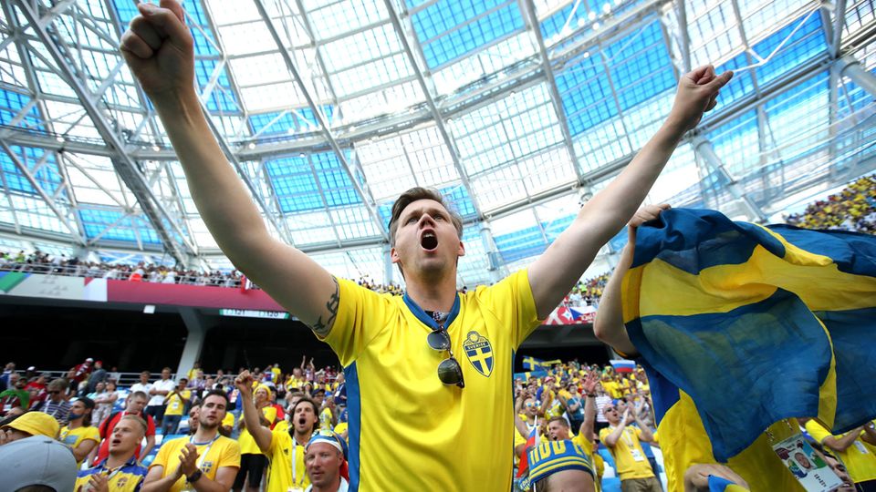 Jubelnde Schweden auf der Tribüne -