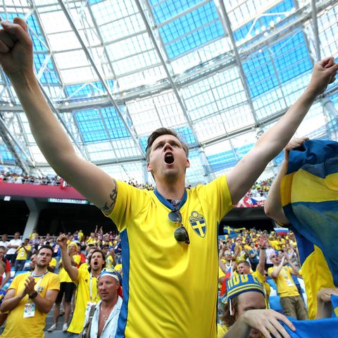 Jubelnde Schweden auf der Tribüne -
