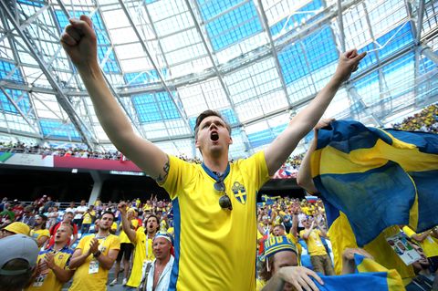 Jubelnde Schweden auf der Tribüne -
