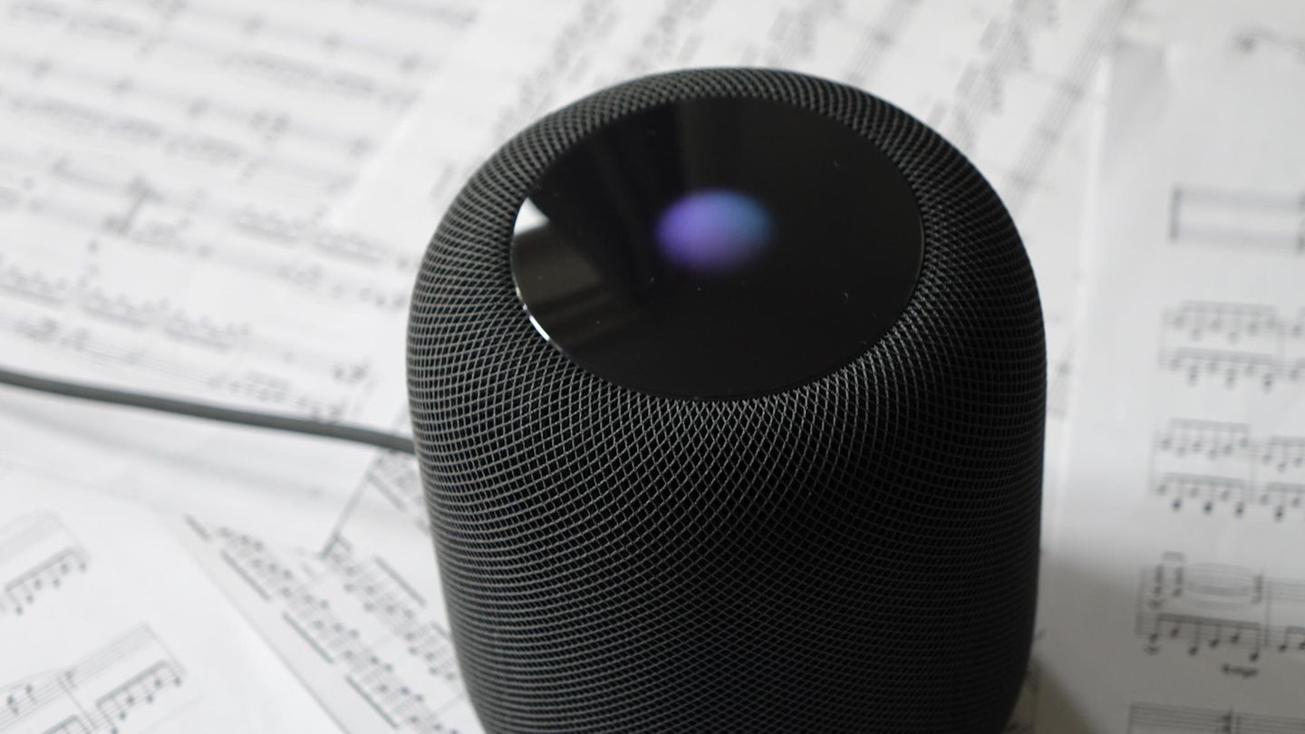 HomePod: Spricht man "Hey Siri", leuchtet ein bunter Kreis. Der signalisiert, dass Apples Sprachassistentin zuhört.