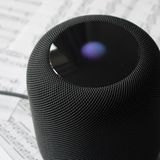 HomePod: Spricht man "Hey Siri", leuchtet ein bunter Kreis. Der signalisiert, dass Apples Sprachassistentin zuhört.