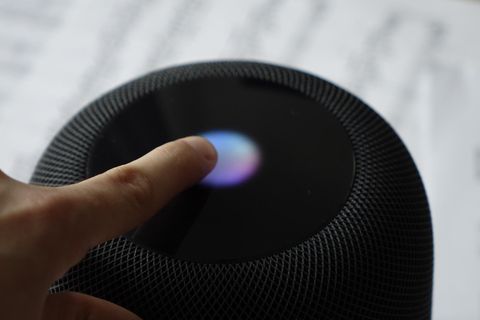 Drückt man auf das Touchdisplay auf der Oberseite, leuchtet ein bunter Kreis auf - und Siri hört zu.