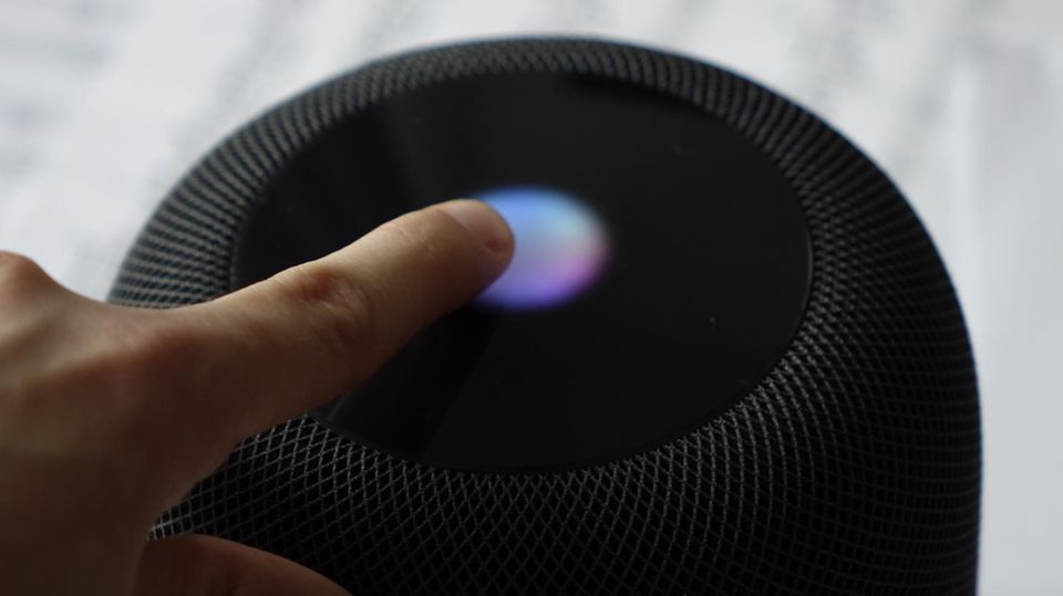 Drückt man auf das Touchdisplay auf der Oberseite, leuchtet ein bunter Kreis auf - und Siri hört zu. Drückt man auf das Touchdisplay auf der Oberseite, leuchtet ein bunter Kreis auf - und Siri hört zu.
