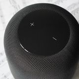 Der HomePod passt seinen Klang automatisch an die Umgebung an.