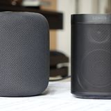Apples HomePod (links) im Größenvergleich mit dem Sonos One.
