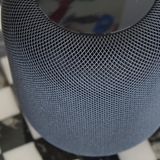 HomePod: Ein Hingucker ist die feinmaschige Stoffummantelung, die es in zwei Farben gibt - Weiß und Schwarz.