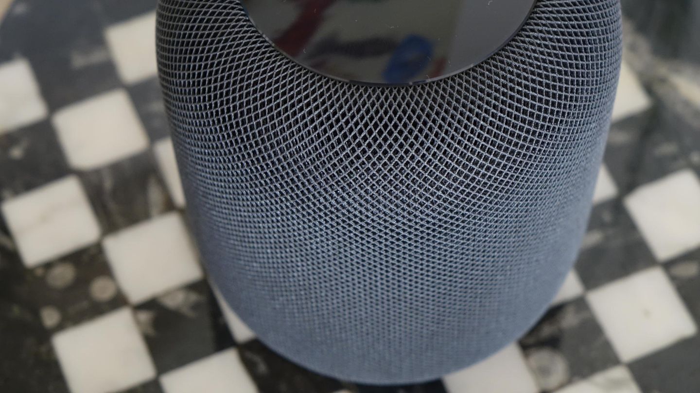 HomePod: Ein Hingucker ist die feinmaschige Stoffummantelung, die es in zwei Farben gibt - Weiß und Schwarz.