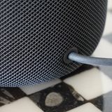 HomePod: Es gibt keine Anschlüsse am HomePod. Auf der Unterseite gibt es lediglich ein stoffummanteltes Stromkabel.