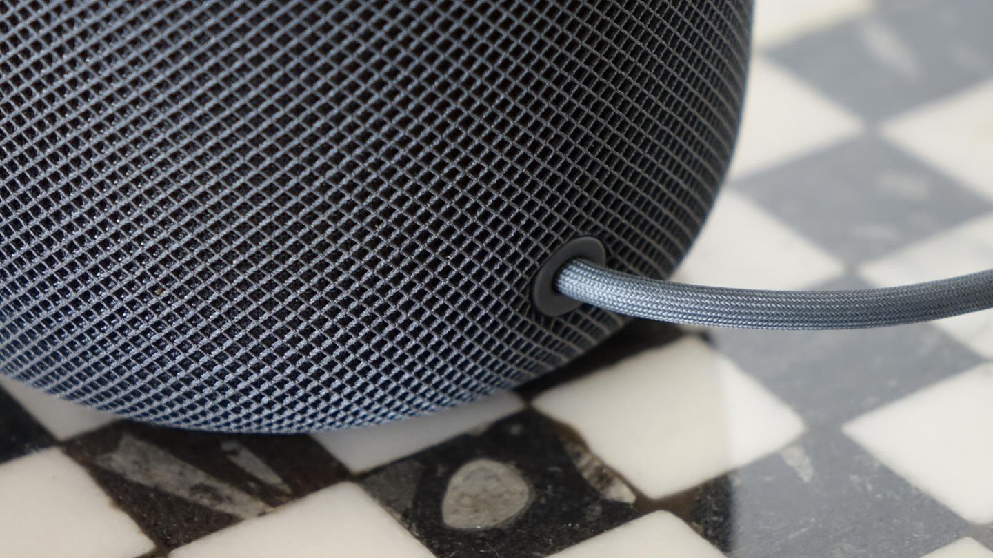 HomePod: Es gibt keine Anschlüsse am HomePod. Auf der Unterseite gibt es lediglich ein stoffummanteltes Stromkabel.