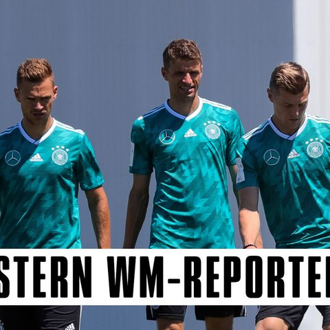 Joshua Kimmich, Thomas Müller und Toni Kroos stehen im grünen Trainingstrikot auf einem sonnigen Trainingsplatz