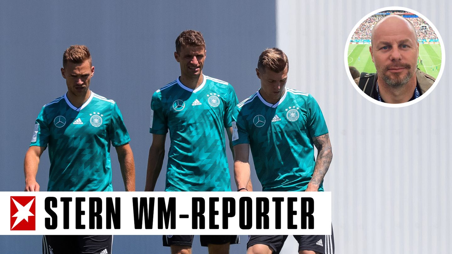 Joshua Kimmich, Thomas Müller und Toni Kroos stehen im grünen Trainingstrikot auf einem sonnigen Trainingsplatz