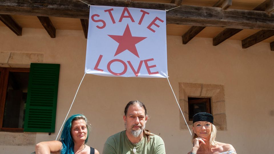 Mallorca: "Bis die Besitzverhältnisse geklärt sind, haben wir Weltfrieden": Bauchi mit Stephanie (l.) und Elisaweta "Bis die Besitzverhältnisse geklärt sind, haben wir Weltfrieden": Bauchi mit Stephanie (l.) und Elisaweta