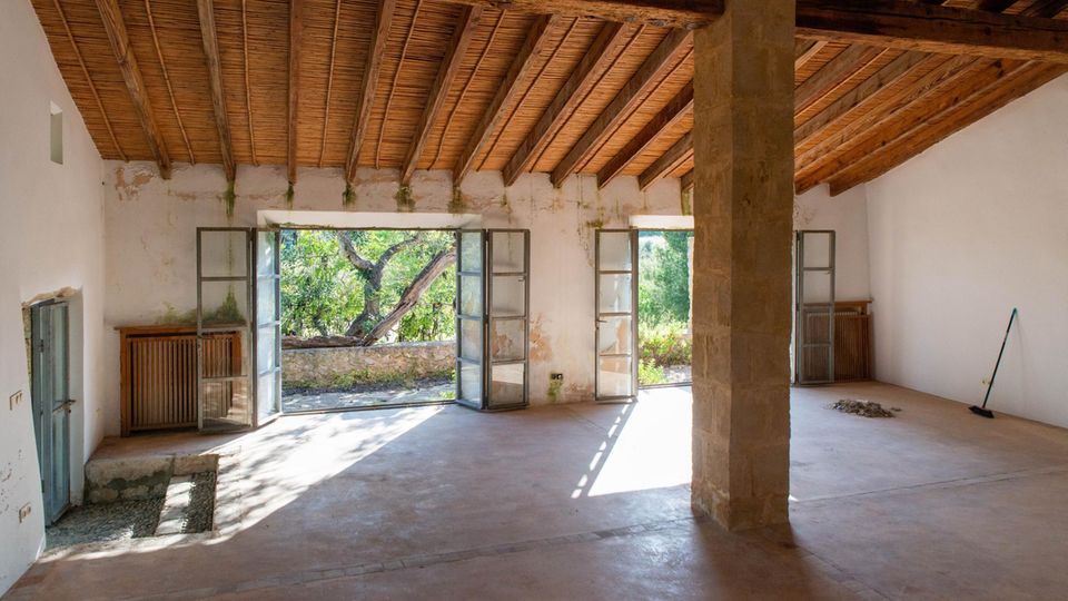 Mallorca: Bauchi hat sich in einem Nebengebäude eingerichtet. Das ehemalige Wohnzimmer wird sein Meditationsraum Bauchi hat sich in einem Nebengebäude eingerichtet. Das ehemalige Wohnzimmer wird sein Meditationsraum