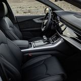 Die vorderen Sitze im Audi Q8 55 TFSI Quattro