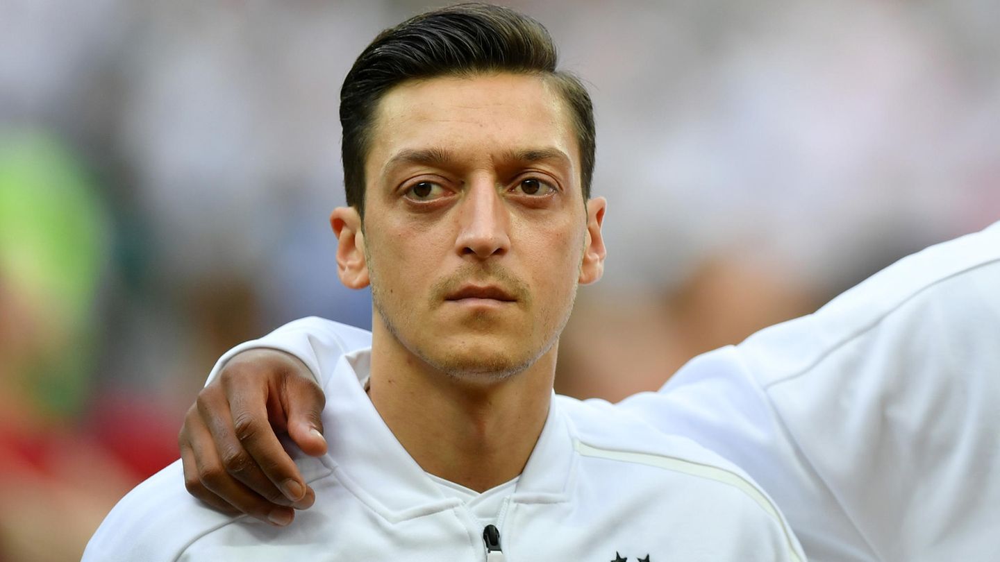 Mesut Özil während der Hymne