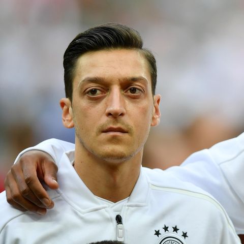 Mesut Özil während der Hymne