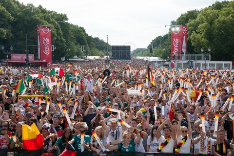 Deutsche Fans feiern am Brandenburger Tor