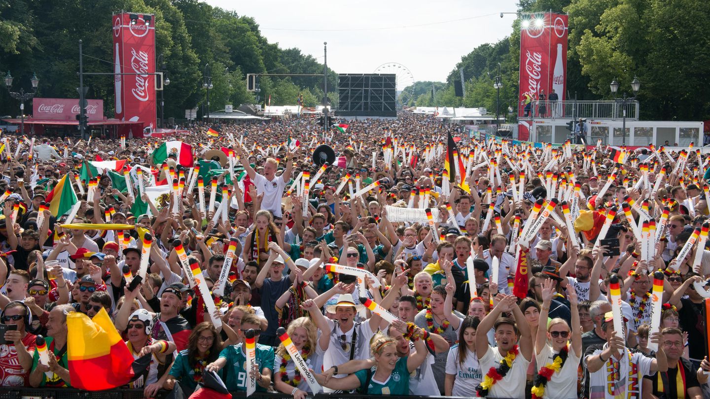 Deutsche Fans feiern am Brandenburger Tor