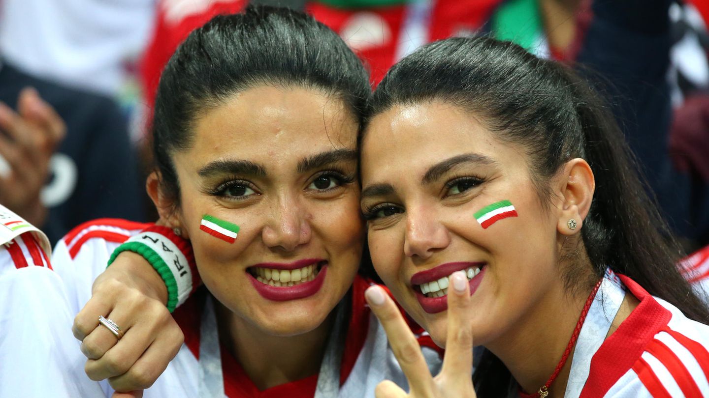Ein Jubiläum für die Frauenrechte im Iran. Seit 40 Jahren gilt das Stadionverbot für Frauen. Zum Public Viewing des WM-Spiels Iran gegen Spanien im Stadion von Teheran waren Frauen erstmals zugelassen. Sie freuten sich genauso wie diese beiden jungen Iranerinnen, die im WM-Stadion von Kasan ganz selbstverständlich ihr Team unterstützten.