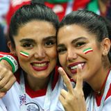 Ein Jubiläum für die Frauenrechte im Iran. Seit 40 Jahren gilt das Stadionverbot für Frauen. Zum Public Viewing des WM-Spiels Iran gegen Spanien im Stadion von Teheran waren Frauen erstmals zugelassen. Sie freuten sich genauso wie diese beiden jungen Iranerinnen, die im WM-Stadion von Kasan ganz selbstverständlich ihr Team unterstützten.