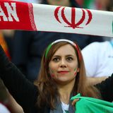 Verloren und doch gewonnen: Stolz präsentiert eine Iranerin ihren Fanschal in den Farben des Landes - trotz der 0:1-Niederlage. Dass die Mannschaft gegen Ex-Weltmeister Spanien nicht gewinnen konnte, war zweitrangig an diesem historischen Tag.