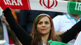 Verloren und doch gewonnen: Stolz präsentiert eine Iranerin ihren Fanschal in den Farben des Landes - trotz der 0:1-Niederlage. Dass die Mannschaft gegen Ex-Weltmeister Spanien nicht gewinnen konnte, war zweitrangig an diesem historischen Tag.