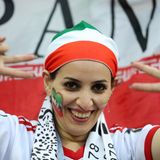 Victory - das Siegeszeichen geht von Russland nach Teheran. Nationale und internationale Proteste brachten die Behörden dazu, auch Frauen den Zugang zum Stadion zu gestatten. Die Diskrepanz zwischen den international verbreiteten TV-Bildern offen feiernder Iranerinnen in Russland zum Verbot in der Heimat war einfach zu groß.