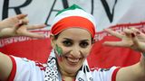 Victory - das Siegeszeichen geht von Russland nach Teheran. Nationale und internationale Proteste brachten die Behörden dazu, auch Frauen den Zugang zum Stadion zu gestatten. Die Diskrepanz zwischen den international verbreiteten TV-Bildern offen feiernder Iranerinnen in Russland zum Verbot in der Heimat war einfach zu groß.