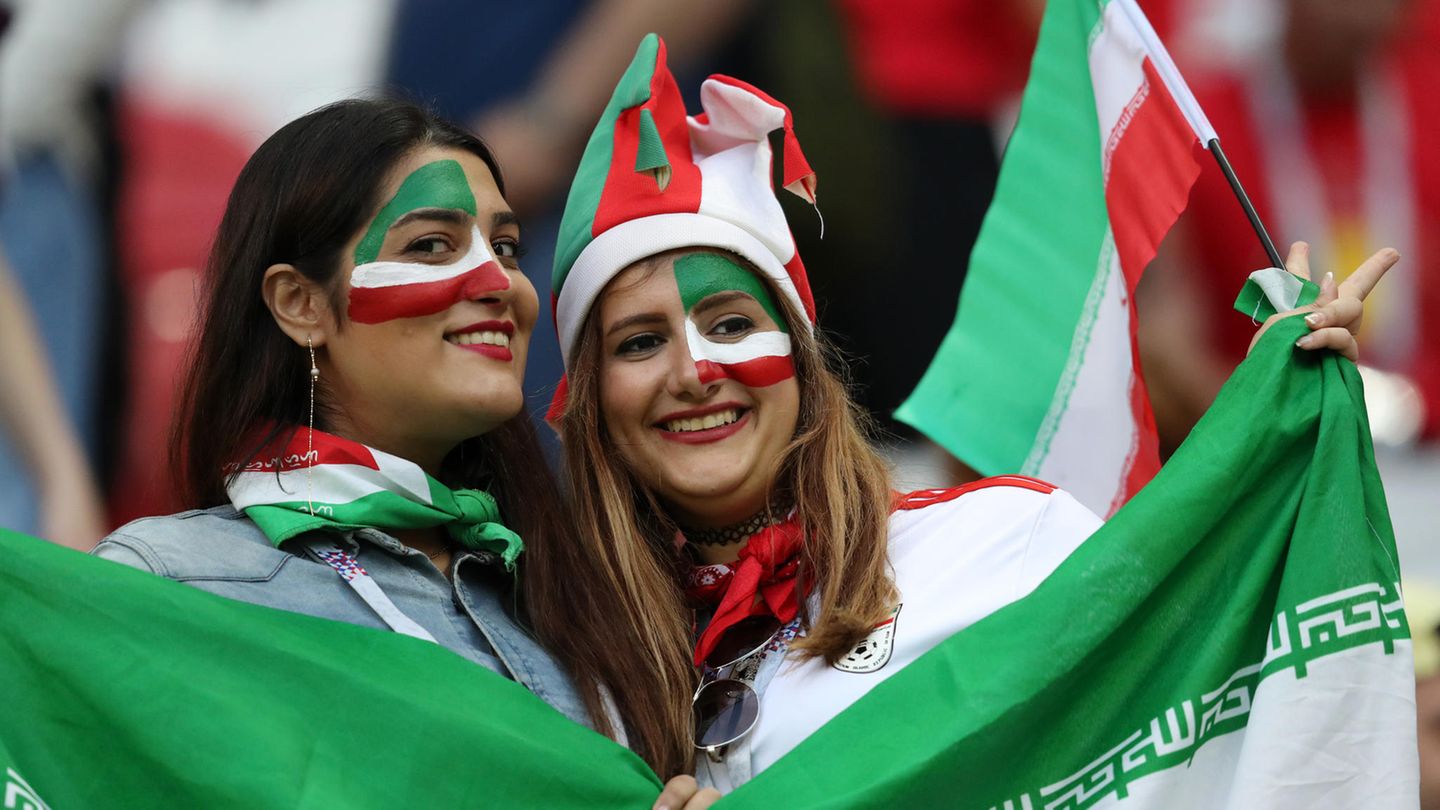 "Der eigentlich große Sieg" - Frauen beim Public Viewing im Iran Sie haben Grund zum Lachen: Aktivisten sind zuversichtlich, dass die WM in Russland und die erstmalige Freigabe der Teheraner Arena zu einer generellen Aufhebung des Stadionverbots für Frauen führen kann.