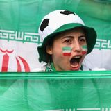 Grund des Verbots: Der erzkonservative Klerus ist der Ansicht, dass Frauen in Fußballstadien mit frenetischen männlichen Fans und markigen Slogans nichts zu suchen haben. Die Begeisterung der Iranerinnen am Mittwoch sollte die Verantwortlichen überzeugen, dass dies nicht so ist.