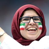 Entwaffnendes Lächeln: Die iranische Polizei, die zunächst aufgrund von "infrastrukturellen Mängeln" das Public Viewing in Teheran absagen wollte, hatte keine Chance. "Vor zwei Dingen sind wir immer machtlos: Frauen und Fußball", soll laut sozialen Medien ein Polizist vor der Arena gesagt haben. 