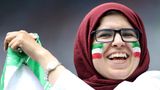 Entwaffnendes Lächeln: Die iranische Polizei, die zunächst aufgrund von "infrastrukturellen Mängeln" das Public Viewing in Teheran absagen wollte, hatte keine Chance. "Vor zwei Dingen sind wir immer machtlos: Frauen und Fußball", soll laut sozialen Medien ein Polizist vor der Arena gesagt haben. 