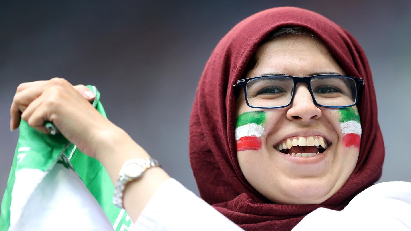 "Der eigentlich große Sieg" - Frauen beim Public Viewing im Iran Entwaffnendes Lächeln: Die iranische Polizei, die zunächst aufgrund von "infrastrukturellen Mängeln" das Public Viewing in Teheran absagen wollte, hatte keine Chance. "Vor zwei Dingen sind wir immer machtlos: Frauen und Fußball", soll laut sozialen Medien ein Polizist vor der Arena gesagt haben.