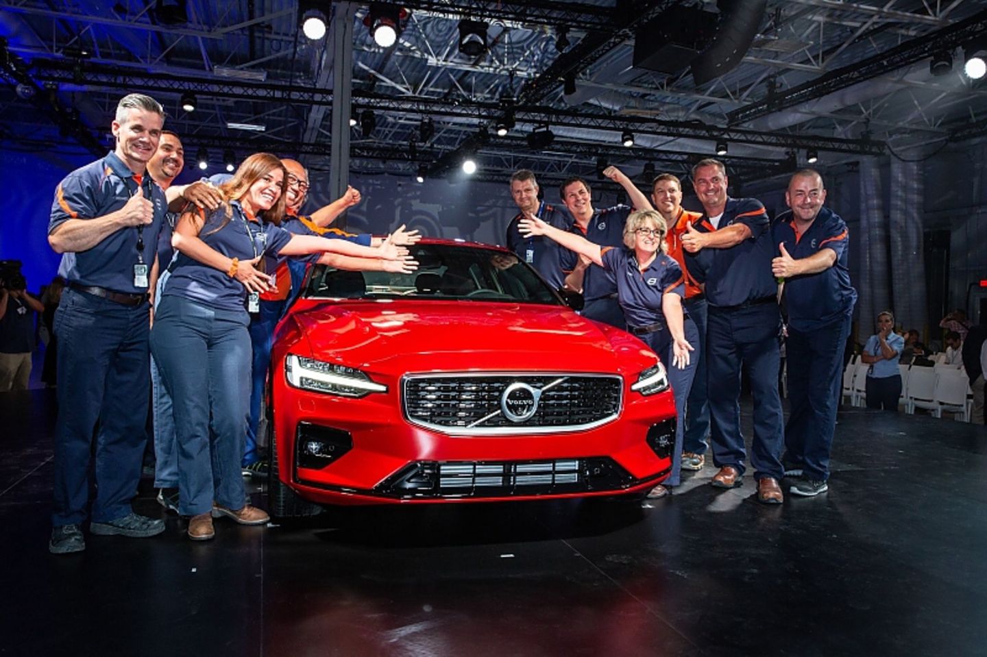 Die Mitarbeiter feiern die Eröffnung des Volvo-Werks in Charleston