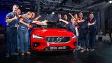 Die Mitarbeiter feiern die Eröffnung des Volvo-Werks in Charleston