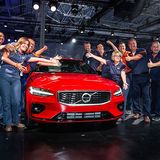 Die Mitarbeiter feiern die Eröffnung des Volvo-Werks in Charleston