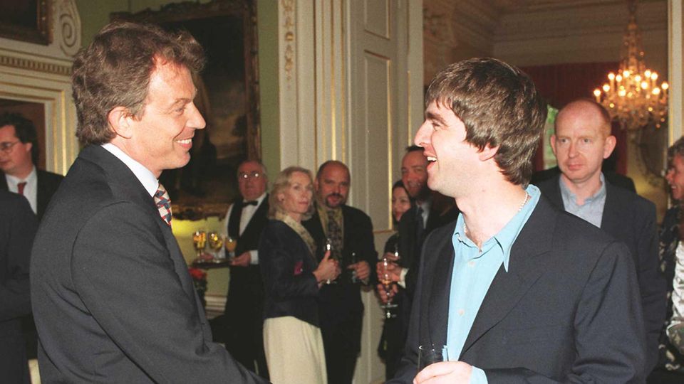 Großbritannien: Einst hatte Blair den Ruf eines coolen Politikers, den Rockstars wie Noel Gallagher hofierten Einst hatte Blair den Ruf eines coolen Politikers, den Rockstars wie Noel Gallagher hofierten