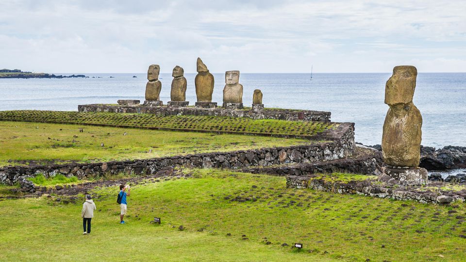 Bedrohtes Unesco-Welterbe in Chile : Die archäologischen Stätten an der Küste sind in Gefahr: Steigender Meeresspiegel bedroht weltberühmte Statuen auf der Osterinsel. Die archäologischen Stätten an der Küste sind in Gefahr: Steigender Meeresspiegel bedroht weltberühmte Statuen auf der Osterinsel.