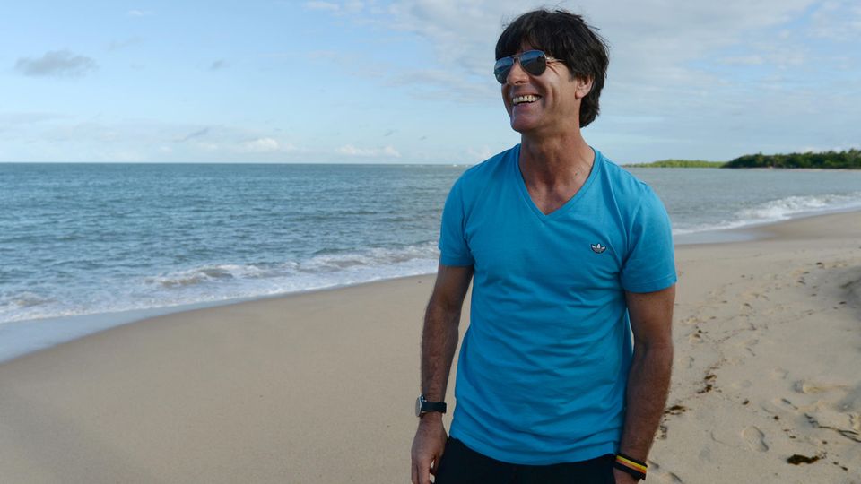 Joachim Löw am 24. Juni 2014 am Strand von Santo Andre in Brasilien