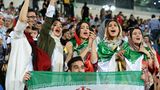 Und so sah es innerhalb des Azadi-Stadions aus: Viele Frauen hatten sich zum Public Viewing eingefunden, um zeitgleich mit ihren Landsfrauen in Kasan die iranische Nationalmannschaft zu unterstützen. Ein Sieg trotz der Niederlage des iranischen Teams.