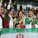 Und so sah es innerhalb des Azadi-Stadions aus: Viele Frauen hatten sich zum Public Viewing eingefunden, um zeitgleich mit ihren Landsfrauen in Kasan die iranische Nationalmannschaft zu unterstützen. Ein Sieg trotz der Niederlage des iranischen Teams.