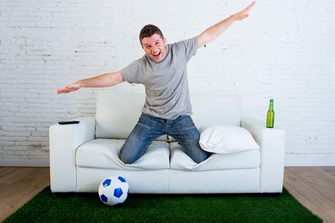 Mann feiert WM in Wohnzimmer